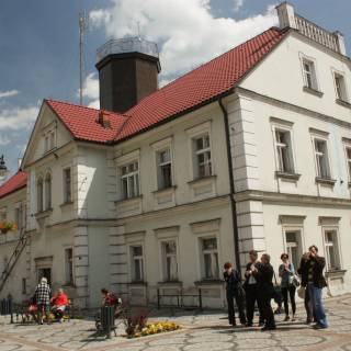 RATUSZ I RYNEK W LEŚNEJ